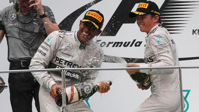 Piloti Mercedesu Lewis Hamilton (vlevo) a Nico Rosberg si rozdělili vítězství v prvních dvou letošních Grand Prix formule 1.