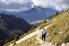 Alpská střediska bez sněhu improvizují, lákají na zookoutky, bruslení nebo paragliding