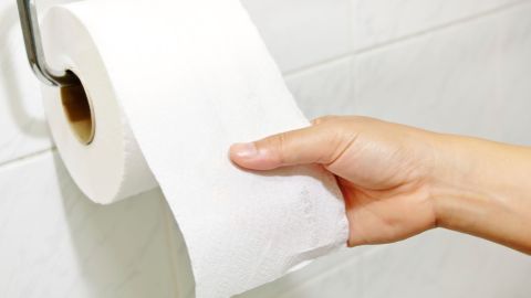 Nákupní šílenství kvůli toaletnímu papíru. Po ohlášeném zdražení vzali lidé obchody útokem