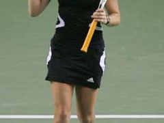 Tenistka Martina Hingisová se raduje z vítězství nad Francouzkou Nathalií Dechyovou v prvním kole Australian Open.