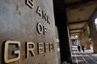Vkladatelé zrychlili výběry z řeckých bank, bojí se o peníze