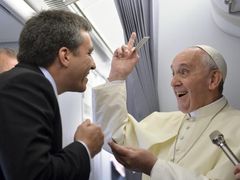 Papež František na palubě letounu do Ria žertoval s novináři.
