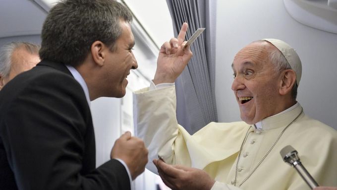 Papež František na palubě letounu do Ria žertoval s novináři.