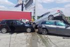 Hromadná nehoda pěti aut komplikuje provoz na Pražském okruhu. Dva lidé jsou zranění