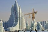 Podle organizátorů je tato stavba největší ledovou sochou v Číně. Tyčí se do výšky 46 metrů.