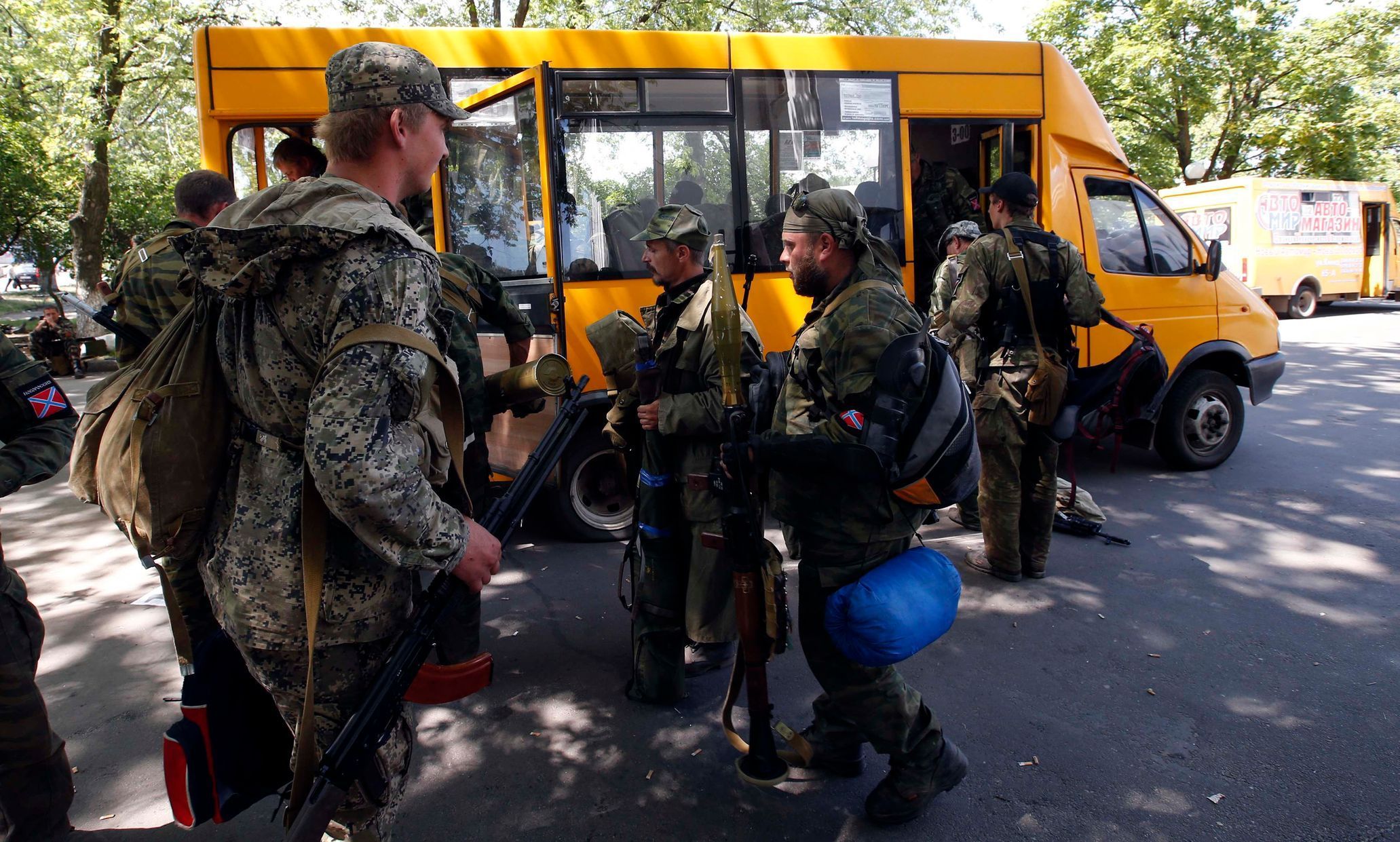 Proruští separatisté opouštějí pozice v Kramatorsku. Autobus je odváží pryč.