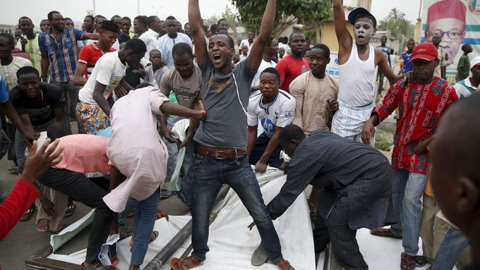 Příznivci prezidentského kandidáta Muhammada Buhariho oslavují jeho vítězství v nigerijských volbách.