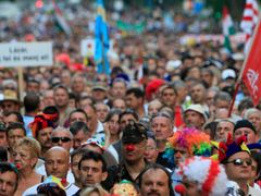 Proti ztrátě sociálních výhod a propouštění nedávno protestovali v Budapešti v maskách klaunů maďarští policisté.