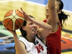 Česká basketbalistka Zuzana Klimešová zakončuje v osmifinálovém zápase MS proti Číňance Chen Nan.