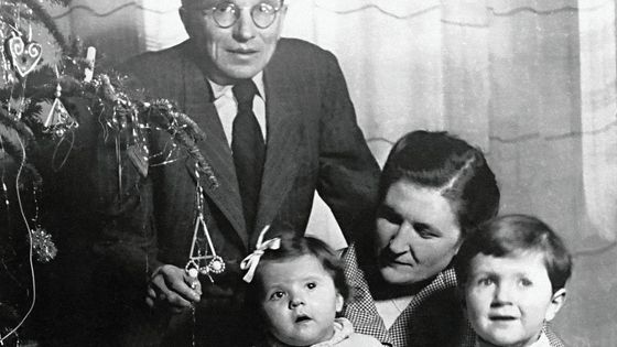 Básník Jan Zahradníček s rodinou