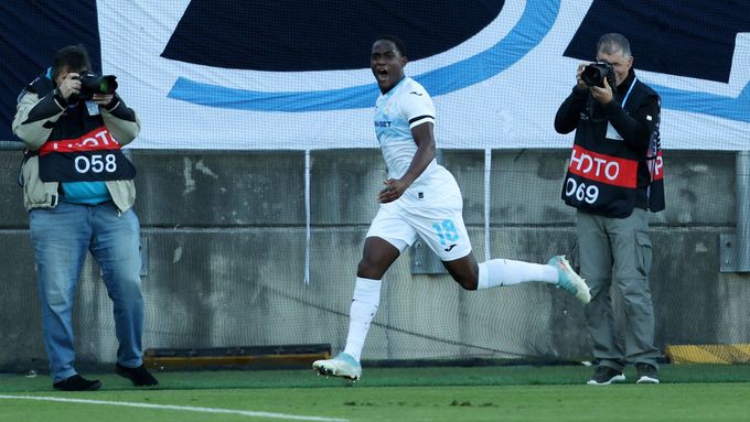 Daniel Adu Adjei z Rijeky slaví gól v zápase Konferenční ligy se Spartou