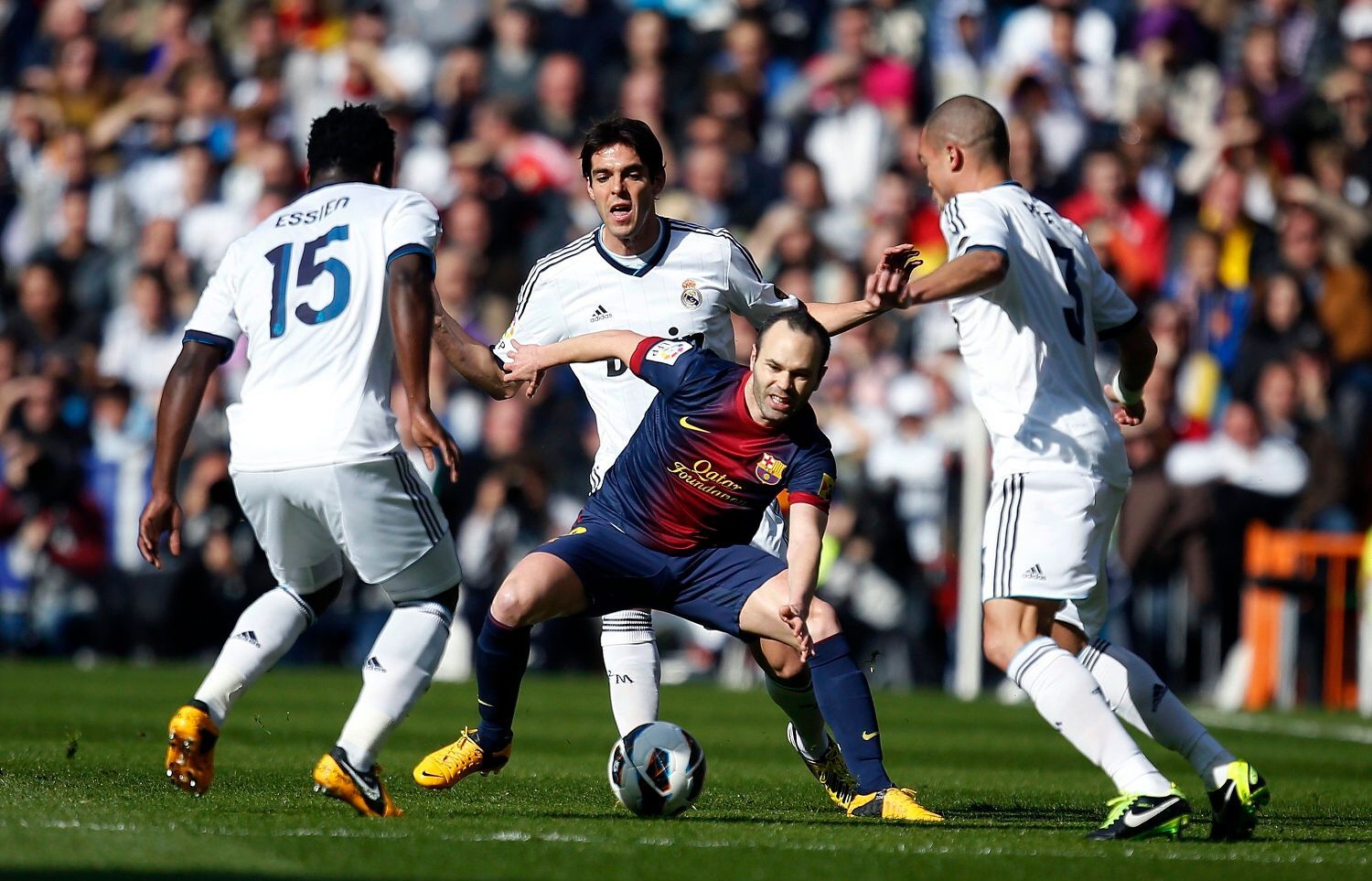 Real Madrid - Barcelona: Andres Iniesta (uprostřed)