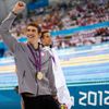Americký plavec Michael Phelps slaví zlatou medaili ze 100 metrů motýlka na OH 2012 v Londýně.