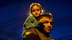 Běženec čeká s dítětem, až ho vpustí ze Srbska do Maďarska.