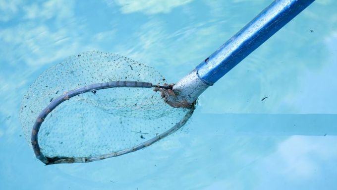 Jak zbavit bazénovou vodu nečistot?