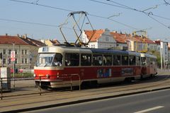 Nuselskou ulicí v Michli jezdí tramvaje krokem, koleje jsou v havarijním stavu