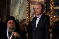Putin v Řecku navštívil horu Athos, kde žijí i ruští mniši. Podkopává sankce, píší komentátoři