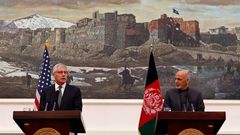Americký prezident obrany Chuck Hagel a afghánská prezident Ašraf Ghaní.