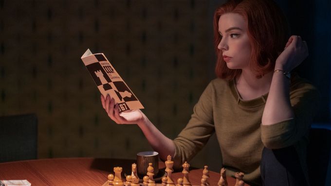 Také v Česku patří k nejsledovanějším seriálům na Netflixu šachový Dámský gambit. Anya Taylor-Joyová za roli Beth tento týden získala Zlatý glóbus.