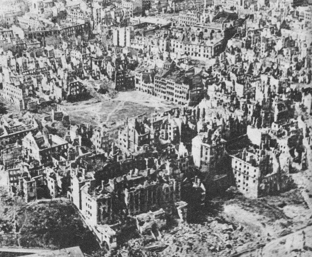 Infografika / Varšavské povstání / Vybombardovaná Varšava / Wikipedia / rok 1945