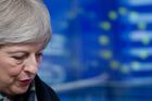 Britové zamítli divoký brexit. Mayová zkusí napotřetí prosadit dohodu s EU