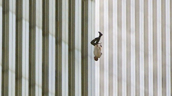 "Nepřemýšlel jsem nad tím, co se děje, jen jsem dělal svoji práci," říká autor slavné fotografie muže padajícího z věže Světového obchodního centra.