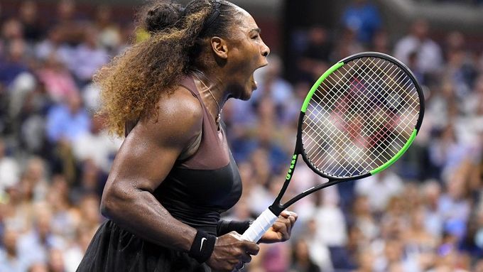Serena Williamsová slaví výhru nad Karolínou Plíškovou.