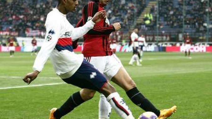 Fotbalista AC Milán Pato (vpravo) v souboji s janovským Abdoulayem Konkem v utkání Serie A na San Siru.