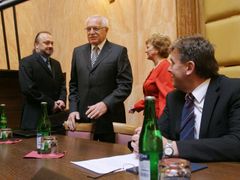 Václav Klaus (druhý zleva) na jednání Ústavního soudu v Brně