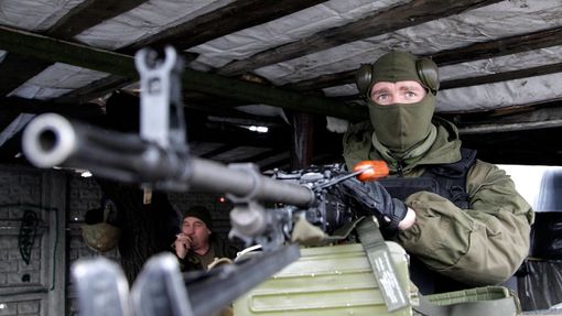 Příslušníci ozbrojených sil samozvané "Doněcké lidové republiky" na předměstí Doněcku.