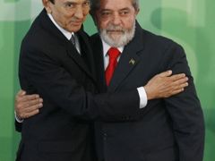 Brazilský ministr energetiky Edison Lobao (vlevo)a prezident Luiz Inacio Lula da Silva mají důvod k úsměvům.