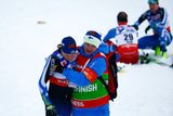 Finský závodník nevypadá nejlépe, v pozadí přijímá "první pomoc" Lukáš Bauer.