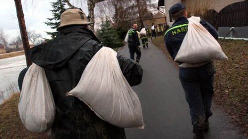 Po odjezdu obyvatel byly vchody do opuštěných domů zabezpečeny pytli s pískem.