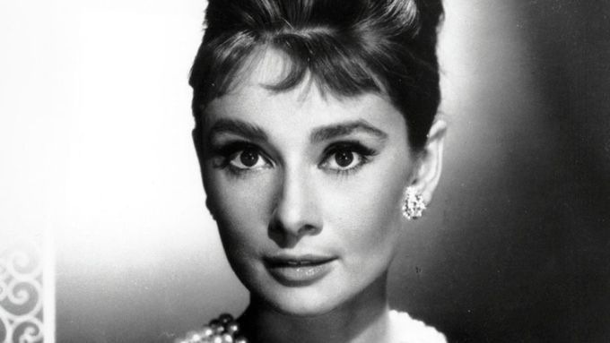 Herečka Audrey Hepburnová jako Holly Golightlyová ve fimu " Snídaně u Tiffanyho " z roku 1961.
