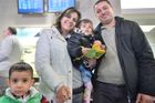V Praze přistáli křesťanští běženci z Iráku. Uprchli z Mosulu, děti nemohly čtyři roky do školy