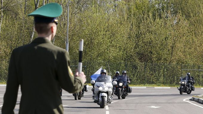 Běloruský pohraničník zastavuje členy motorkářského klubu Noční vlci.