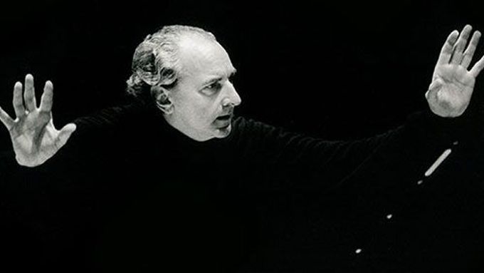 Rafael Kubelík řídí Vídeňskou filharmonii. Poslechněte si Mozartovu Pražskou symfonii.
