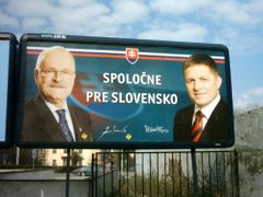 Billboard s portréty úřadujícího slovenského prezidenta Ivana Gašparoviče a premiéra Roberta Fica