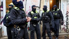 Němečtí policisté při razii proti stoupencům Hamásu v Berlíně.