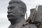 Fotky: Komu chybí? "Odstřel" Stalinova pomníku v Praze po 54 letech sledovali filmaři i pamětníci
