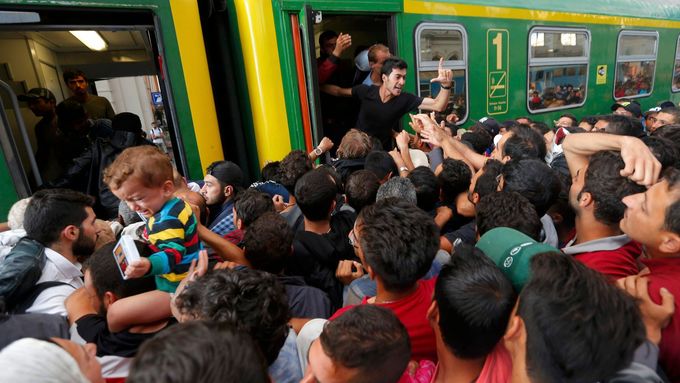 Foto: Utečenci zaplavili nádraží. Každý chtěl nastoupit