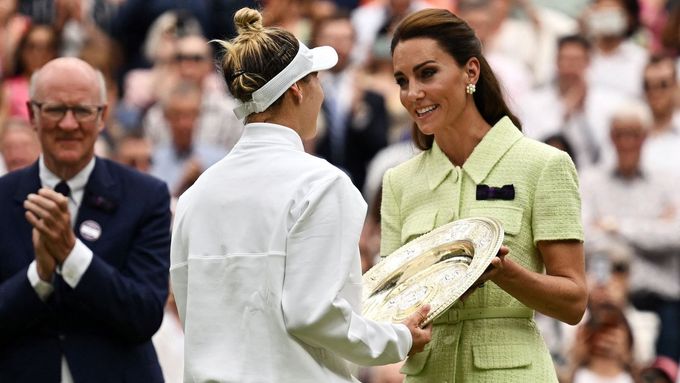 Markéta Vondroušová přebírá od Kate, princezny z Walesu, trofej pro vítězku Wimbledonu 2023