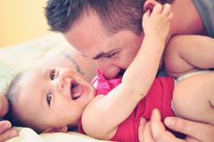 Otcovská začne od příštího roku. Poslanci schválili novou dávku pro čerstvé tatínky