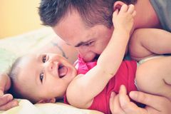 Zdraví dětí ovlivňuje i stáří otce. Mohou trpět záchvaty nebo se narodit předčasně