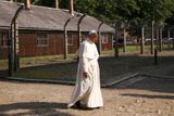 Papež František v pátek jako třetí hlava katolické církve navštívil nacistický vyhlazovací tábor v Osvětimi.
