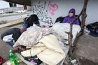 Mezi rizikové skupiny patří i bezdomovci. Praha chce všem najít střechu nad hlavou