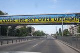 "Uzavřete nebe nad Ukrajinou!" Jeden z několika anglicky psaných billboardů z města Dnipro.