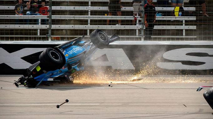 Podívejte se na video z hromadné havárie při startu závodu IndyCar XPEL 375 na oválu Texas Motor Speedway.