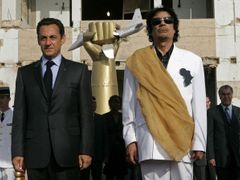 Lybijský vůdce s francouzským prezidentem Nicolasem Sarkozym poslouchají státní hymny u paláce Bab Azizia v Tripolisu, 25. července 2007.