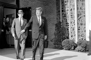 Foto: Kennedyho bunda vydělala přes 10 milionů